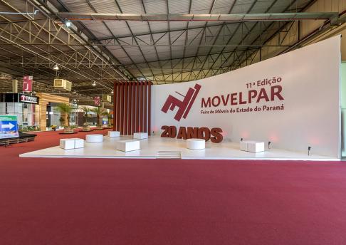 Painel Adesivado e Relevo Movelpar 20 Anos